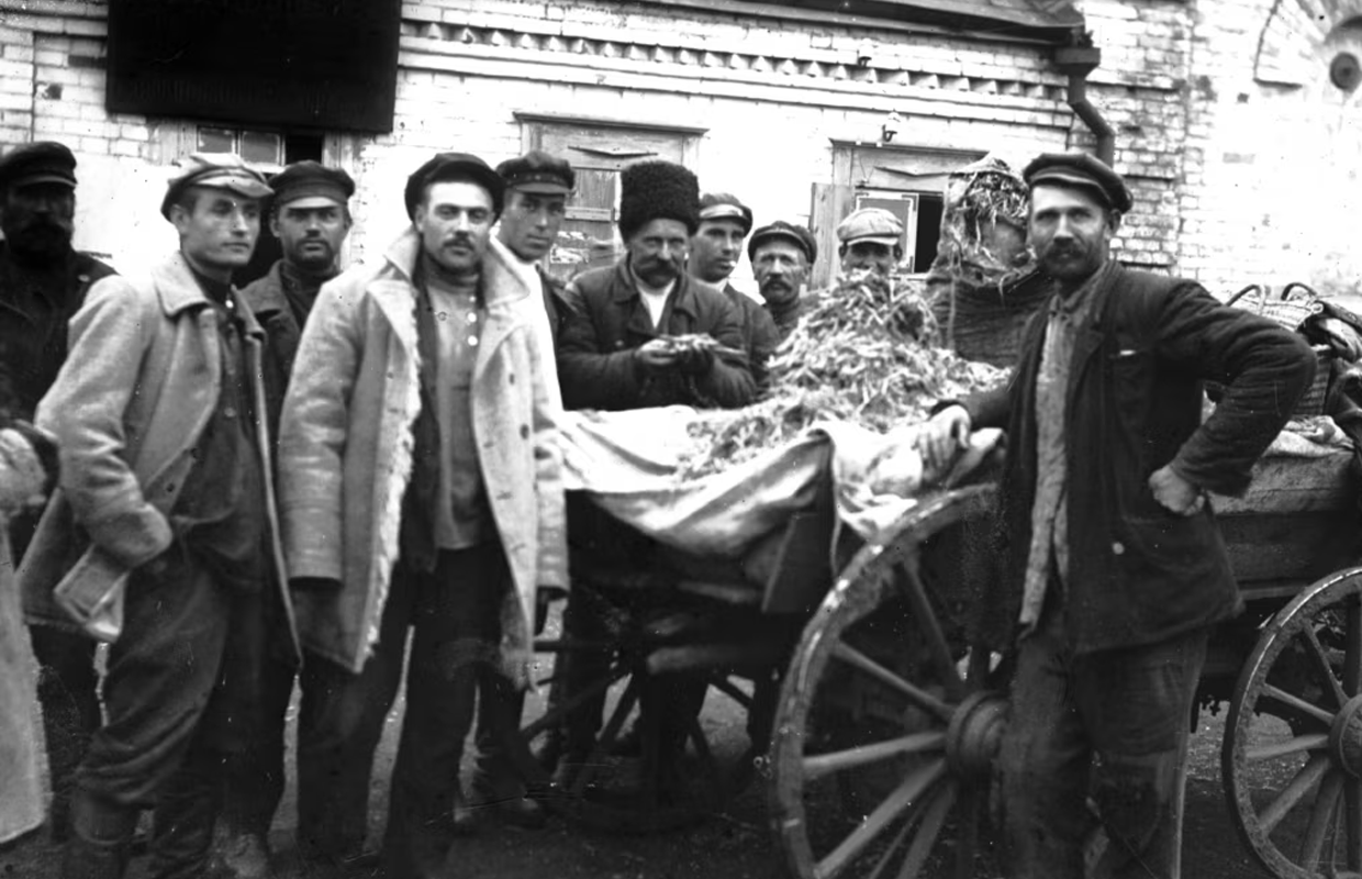 З конфіскованими колосками біля сільради села Удачне Гришинського району Донецької області, 1932 рік