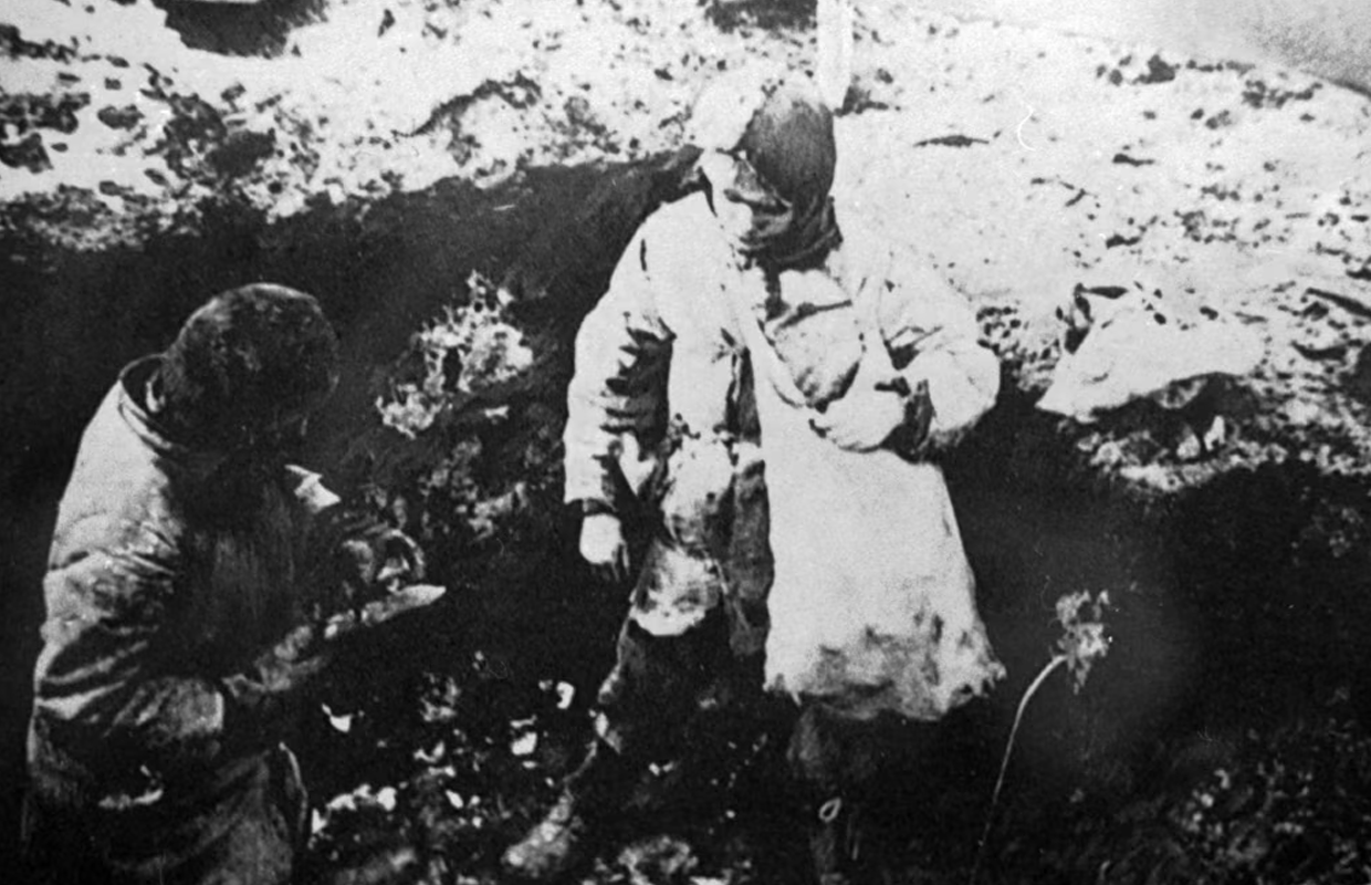 Голодні діти шукають їжу. Місце і дата зйомки: УССР, 1932-1933 рр