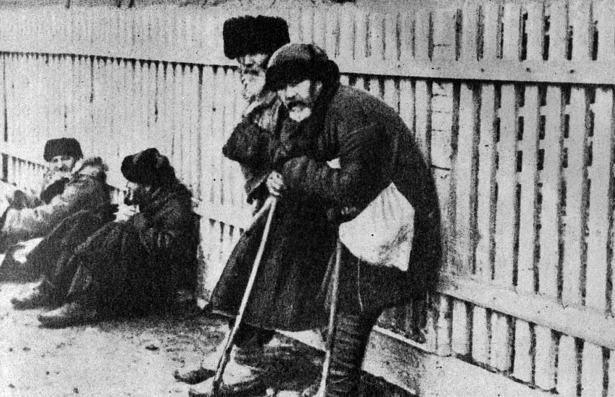 Голодні люди стоять під парканом. Місце і дата зйомки: УССР, 1932-1933 рр