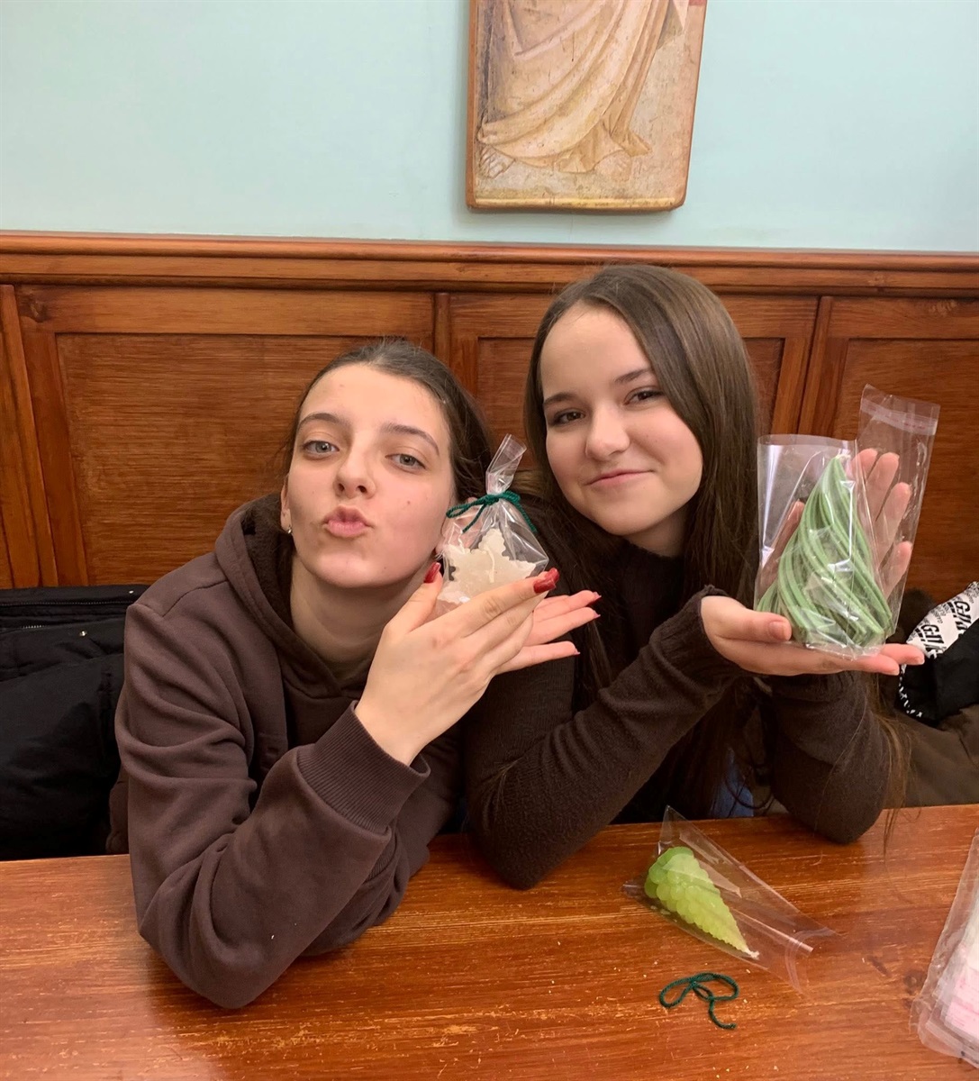 Молодь парафії Святої Анни готується до ярмарку 