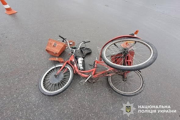 Велосипед після зіткнення вантажівки