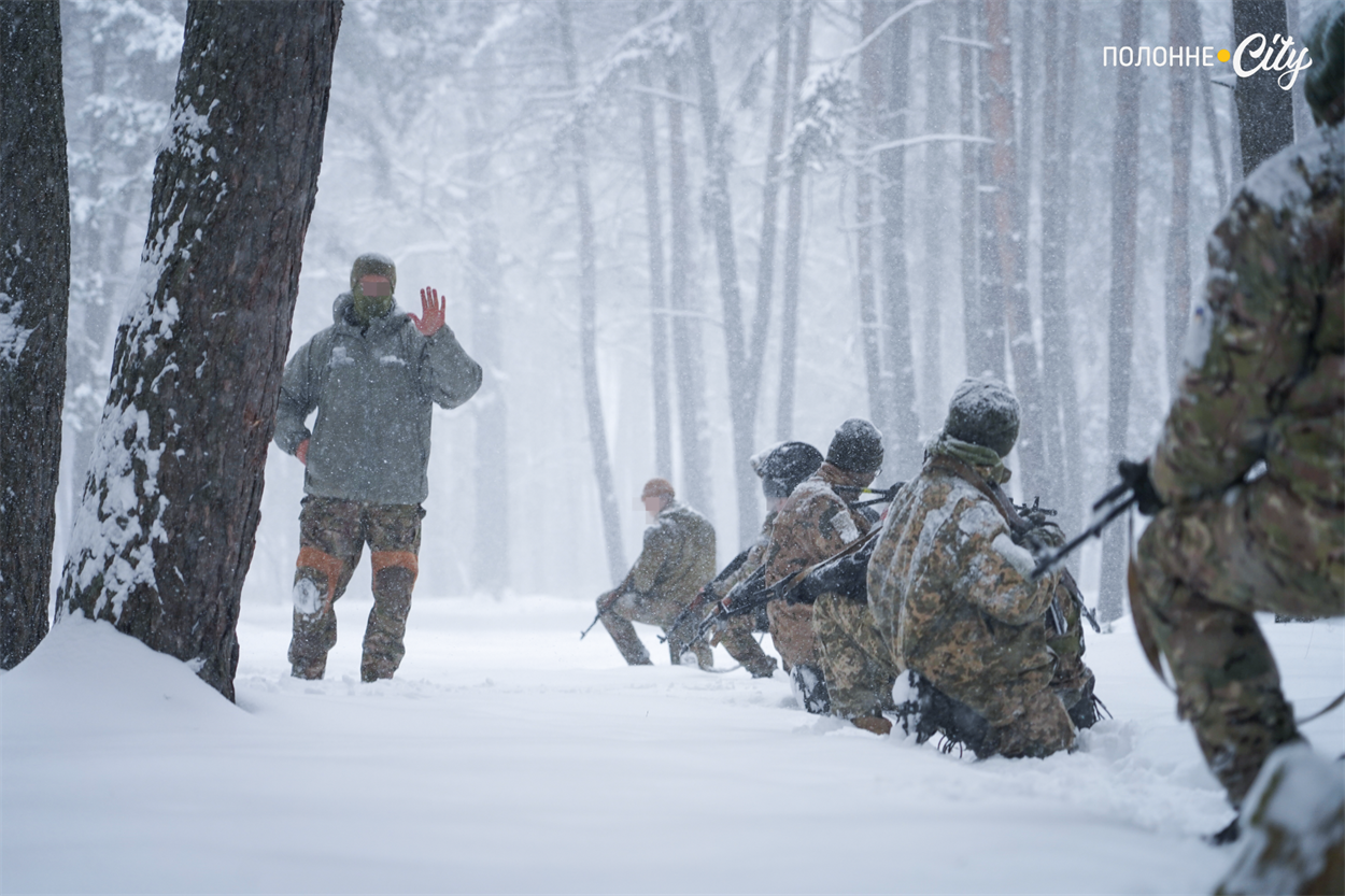 Учасники вишколу "Воїн-Вовкулака" долають смугу перешкод на Хмельниччині